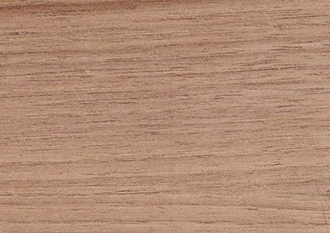 Das edle Nussholz verfügt über eine lebhafte Maserung, bei der sich die dunkle Grundfarbe des Kernholzes, in Form von leichten Farbstreifen, immer wieder durchzieht. Das verleiht den Sauna-Paneelen eine besonders individuelle Charakteristik.